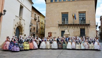 Las fallas de Elda celebran su jornada de convivencia en X&aacute;tiva con las candidatas a Falleras Mayores 2017