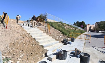 El Ayuntamiento construye una escalinata en el barrio Numancia para acceder al nuevo espacio del V&iacute;a Crucis