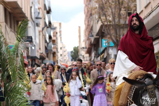 M&aacute;s de un millar de eldenses cumplen con la tradici&oacute;n del Domingo de Ramos