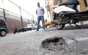IU denuncia que pasear por algunas calles de Elda "es una aventura debido a su mal estado"