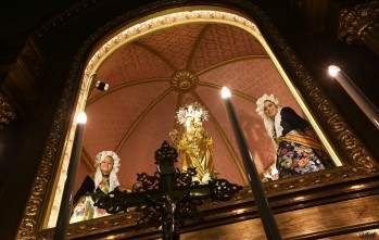 Una Ofrenda hist&oacute;rica fallera a la Virgen de la Salud y con sus patronos en el altar de Santa Ana