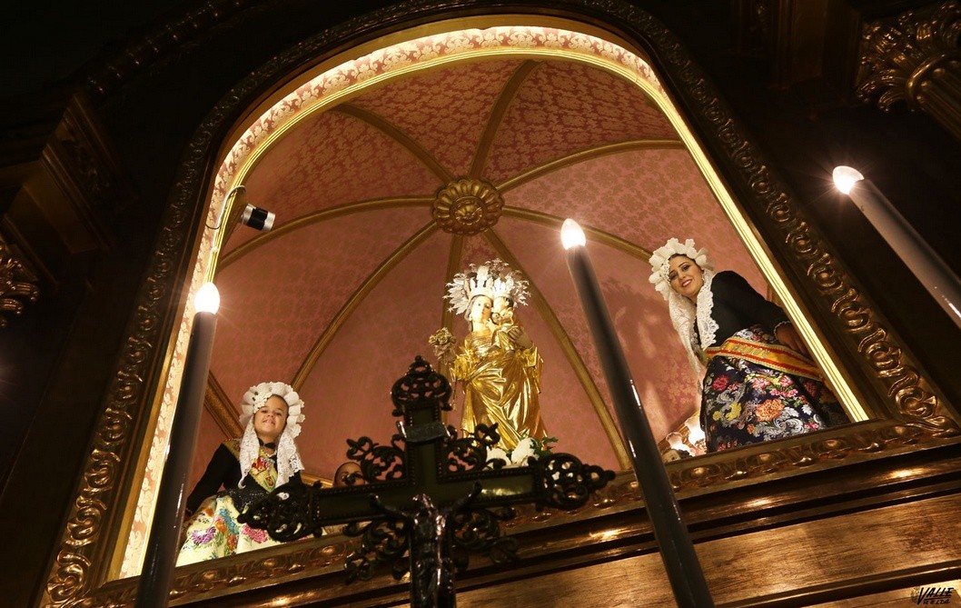 Una Ofrenda histórica fallera a la Virgen de la Salud y con sus patronos en el altar de Santa Ana Una Ofrenda histórica fallera a la Virgen de la Salud y con sus patronos en el altar de Santa Ana