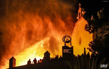 Cientos de petrerenses cumplen con la tradici&oacute;n de saltar la &ldquo;Foguera de Sant Antoni&rdquo;