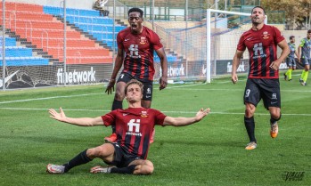 Otra remontada m&aacute;gica del Eldense tumba al Melilla (2-1)