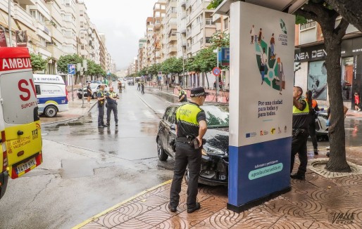 Un conductor pierde el control y una valla publicitaria impide que atropelle a varios viandantes en Gran Avenida