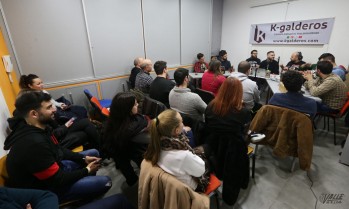 El podcast "K-galderos" se estrena con p&uacute;blico