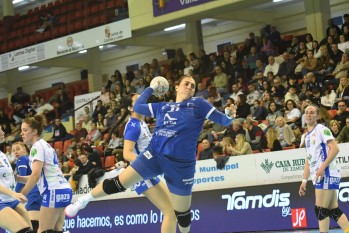 Virginia Fern&aacute;ndez le da un punto al Elda Prestigio en el &uacute;ltimo segundo (27-27)