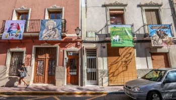 El arte llega a los balcones del centro hist&oacute;rico de Petrer