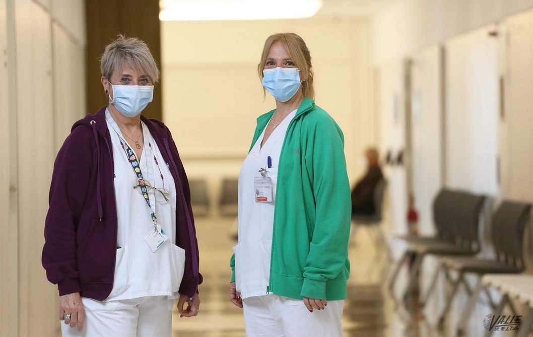 Los sanitarios se esfuerzan por llevar la Navidad al Hospital con la vista puesta en la tercera ola Los sanitarios se esfuerzan por llevar la Navidad al Hospital con la vista puesta en la tercera ola
