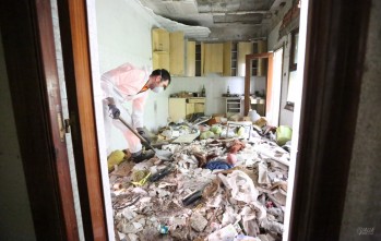 Retiran siete toneladas de basura en dos viviendas abandonadas de La Frontera