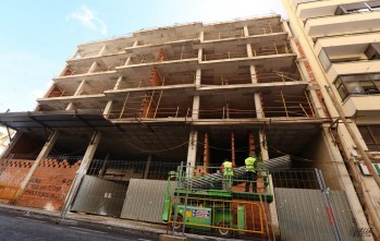 Comienzan los trabajos para retirar las vallas del edificio a medio construir en la avenida de Chap&iacute;