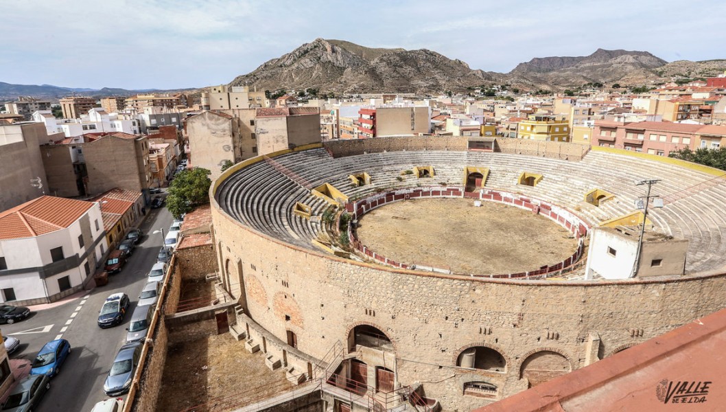 El anteproyecto de la Plaza Toros incluye un gran escenario, cafetería y una amplia explanada en la entrada principal y en la zona de corrales El anteproyecto de la Plaza Toros incluye un gran escenario, cafetería y una amplia explanada en la entrada principal y en la zona de corrales
