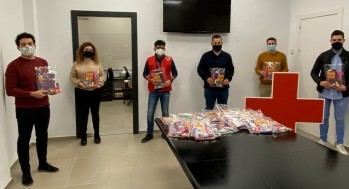 Juventudes Socialistas dona material escolar a Cruz Roja Elda