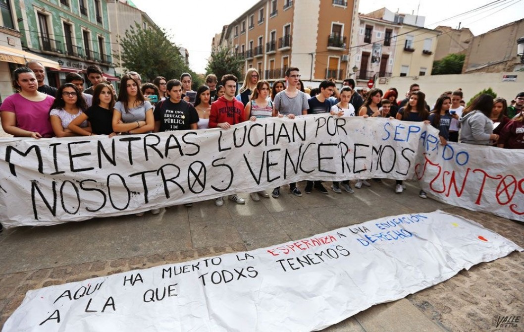 Más de 200 estudiantes se manifiestan contra las reválidas en Elda y Petrer Más de 200 estudiantes se manifiestan contra las reválidas en Elda y Petrer
