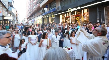 El Corpus Christi re&uacute;ne a cientos de personas en Elda