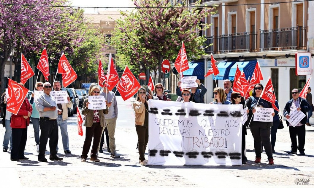 Trabajadoras de la limpieza del Servef reclaman ante el Ayuntamiento que les devuelvan sus puestos de trabajo Trabajadoras de la limpieza del Servef reclaman ante el Ayuntamiento que les devuelvan sus puestos de trabajo