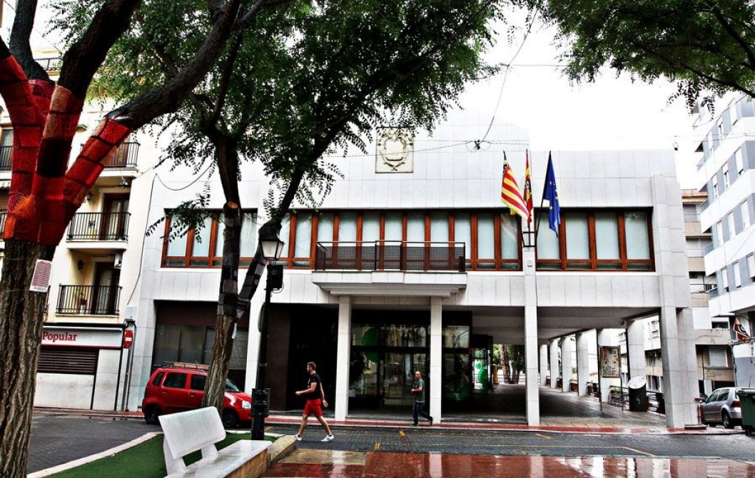 El Ayuntamiento de Petrer cuenta con 1,7 millones para inversiones gracias al superávit de 2015 El Ayuntamiento de Petrer cuenta con 1,7 millones para inversiones gracias al superávit de 2015