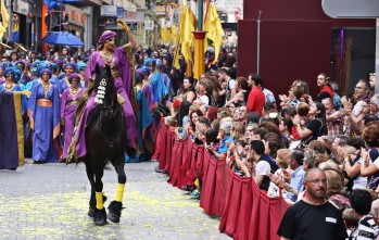 Elda ya ha reservado el 70% de las sillas y tribunas para los desfiles de Moros y Cristianos