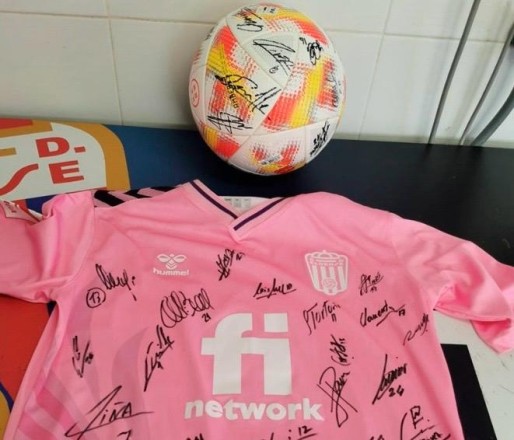 El Grupo Abril rifa una camiseta y un bal&oacute;n firmados por toda la plantilla del CD Eldense