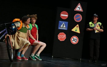 El teatro y la educaci&oacute;n vial se unen para que 1.600 alumnos de Elda aprendan mientras disfrutan
