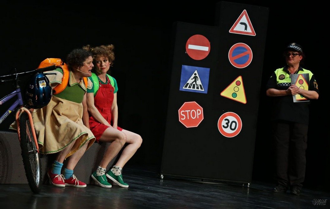 El teatro y la educación vial se unen para que 1.600 alumnos de Elda aprendan mientras disfrutan El teatro y la educación vial se unen para que 1.600 alumnos de Elda aprendan mientras disfrutan