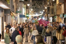 Grandes descuentos, m&uacute;sica y calles peatonales: Elda triunfa con su tercera Shopping Night