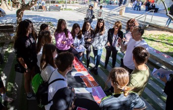 La Plaza Castelar acoge una yincana festera con cerca de un centenar de participantes