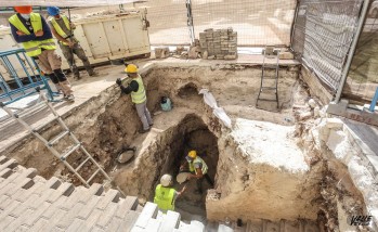 Aparecen la entrada y las escaleras del refugio antia&eacute;reo de la plaza de Baix de Petrer