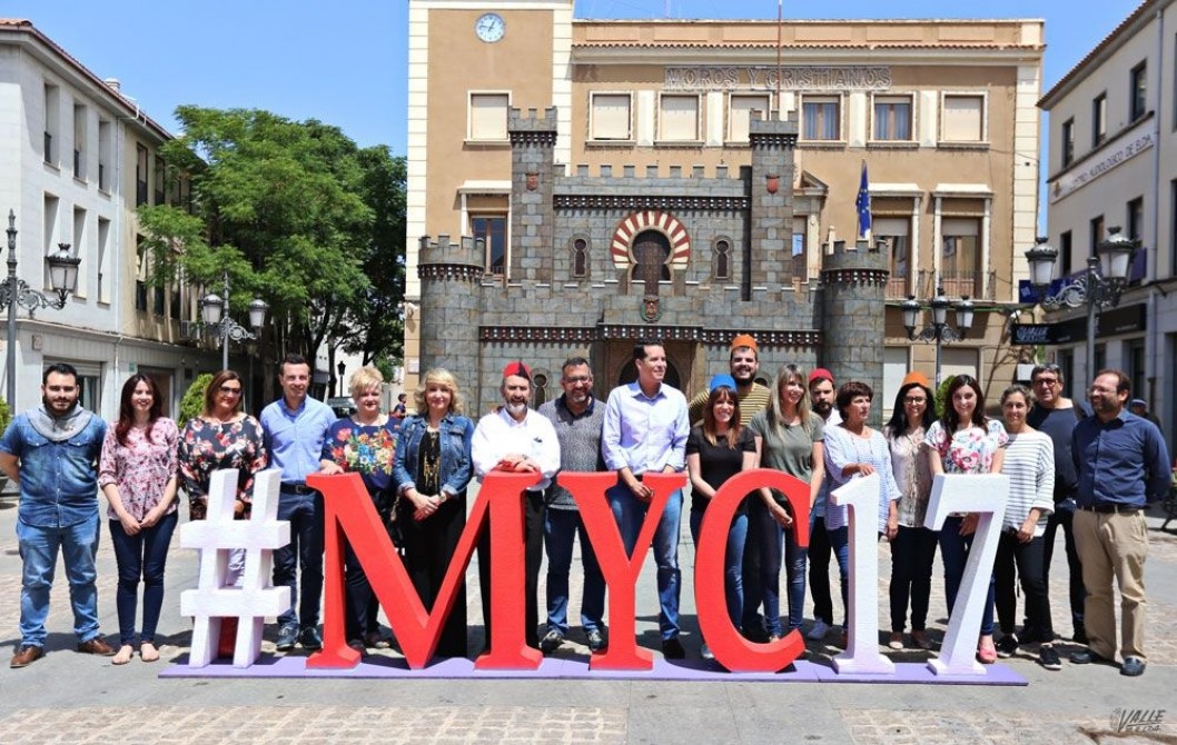 La corporación municipal posa junto al "hashtag" de Moros y Cristianos #MyC17 La corporación municipal posa junto al "hashtag" de Moros y Cristianos #MyC17