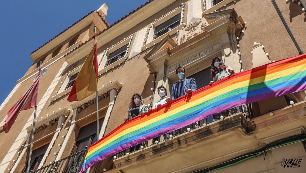 Elda cuelga la bandera arcoíris para celebrar el Día del Orgullo Elda cuelga la bandera arcoíris para celebrar el Día del Orgullo