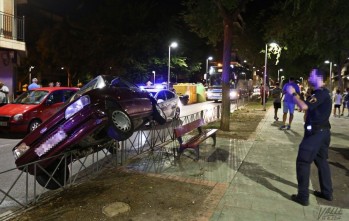 Una conductora pierde el control del veh&iacute;culo y se sube a la valla de la avenida Felipe V de Petrer