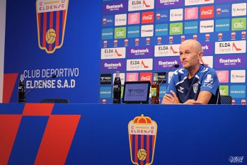 Javi Cabello deja de ser entrenador del CD Eldense