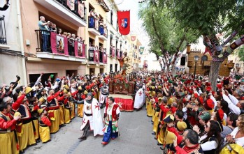 San Bonifacio, M&aacute;rtir, baja arropado por miles de festeros