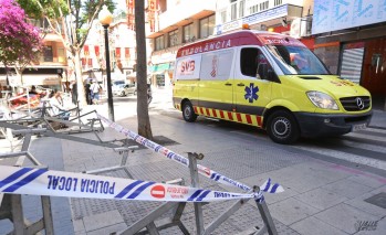 Un hombre herido tras golpearse contra una tribuna que se est&aacute; colocando en la Plaza Sagasta