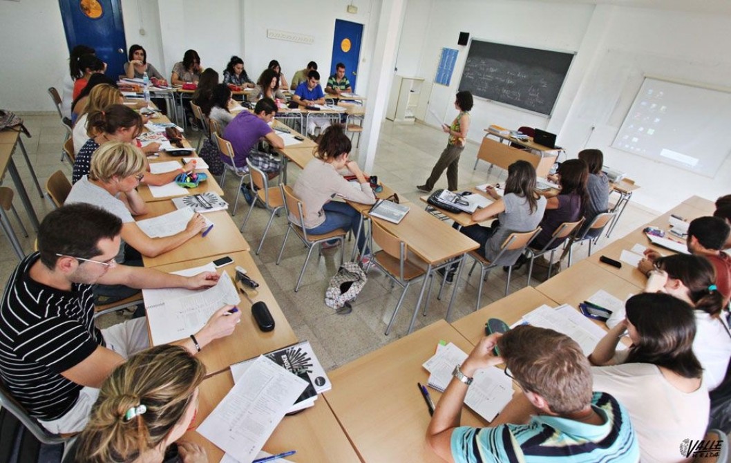 La EOI demanda dos administrativos para atender a los casi 2.000 alumnos matriculados La EOI demanda dos administrativos para atender a los casi 2.000 alumnos matriculados
