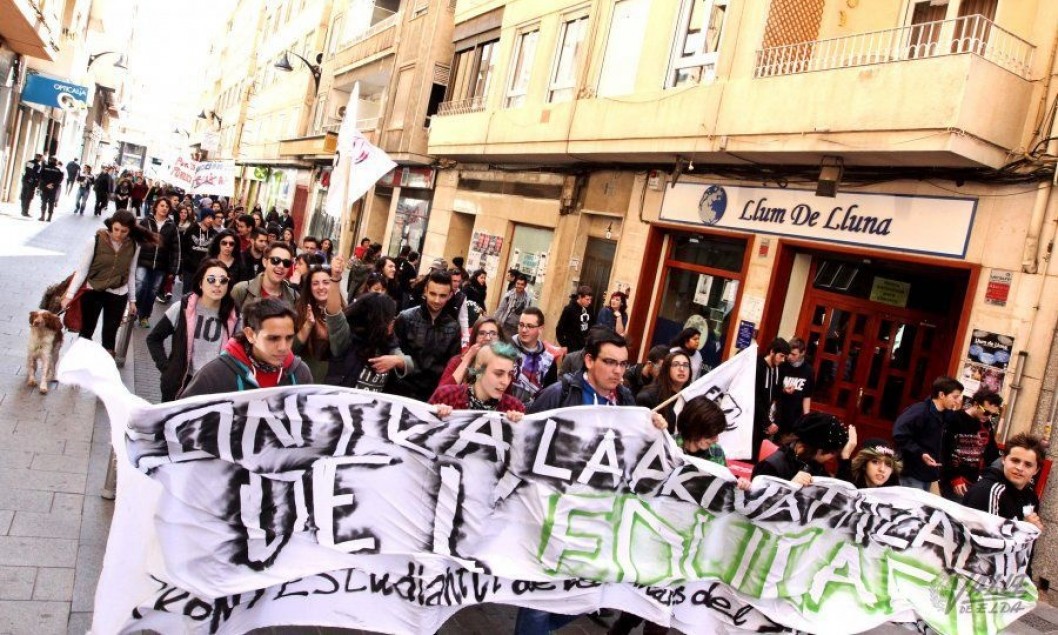 Cerca de 250 estudiantes de Elda y Petrer se manifiestan en favor de una educación de calidad Cerca de 250 estudiantes de Elda y Petrer se manifiestan en favor de una educación de calidad