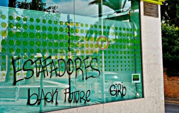 La Polic&iacute;a Local detiene a un joven eldense al descubrirle realizando pintadas en diversas entidades bancarias