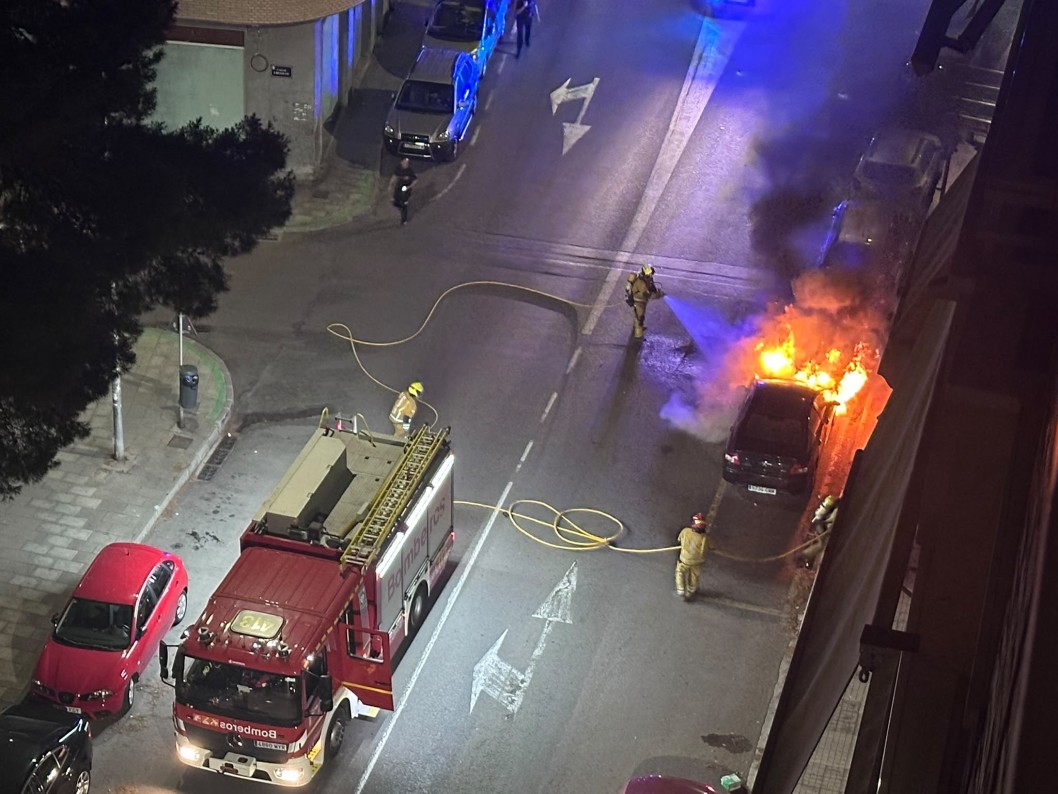 Incendio de un coche en la avenida Chap&iacute; de Elda
