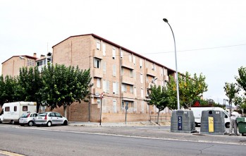 La Conselleria firma la escritura que convierte a trece familias eldenses propietarias de sus viviendas sociales