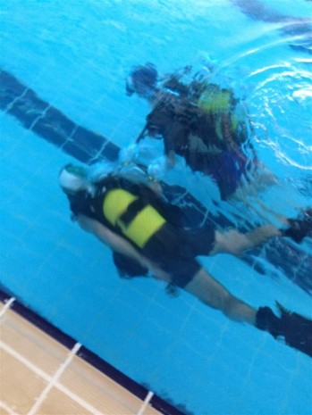 El instituto Valle de Elda realiza un bautizo de buceo con botella