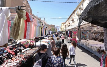 Denuncian que los mercadillos reducen sus puestos mientras que las nuevas adjudicaciones est&aacute;n paralizadas   