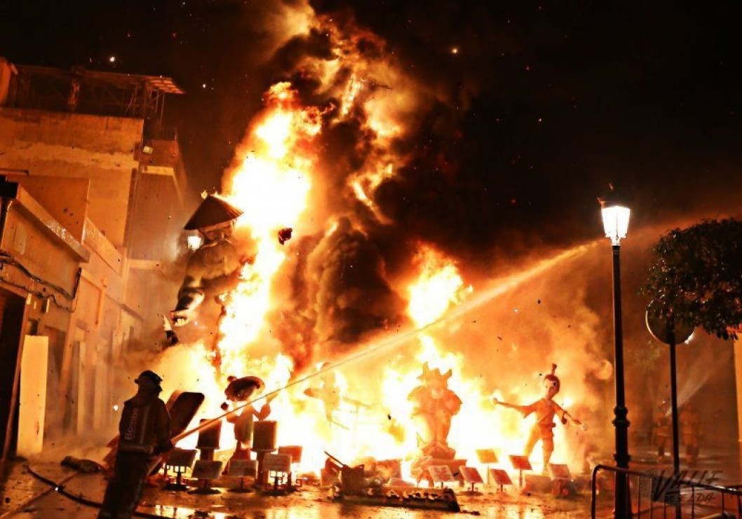 El fuego consume las Fallas El fuego consume las Fallas