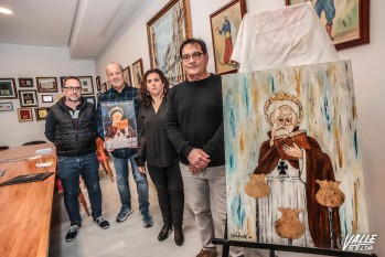 El eldense Juan Luz pinta el cuadro de San Ant&oacute;n