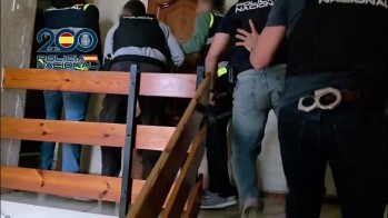 Cinco detenidos por retener dos meses, darle palizas y obligar a un hombre a mendigar para quedarse el dinero