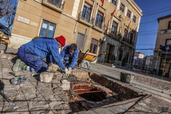 Colocan una tapa para acceder a la entrada del refugio antia&eacute;reo de la Plaza del Ayuntamiento