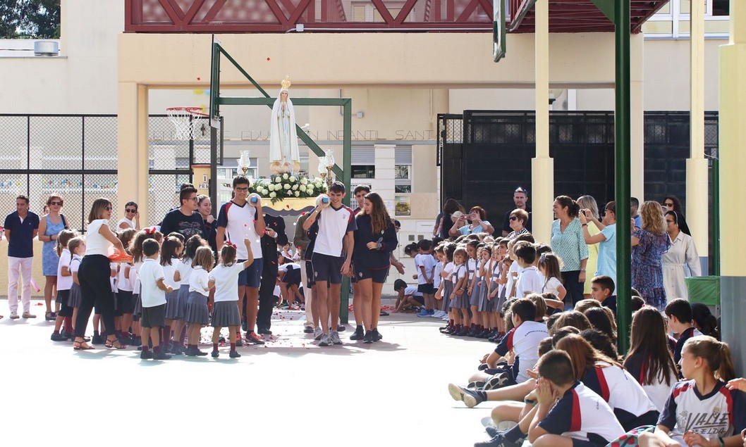 La imagen peregrina de la Virgen de Fátima visita el colegio de Las Carmelitas La imagen peregrina de la Virgen de Fátima visita el colegio de Las Carmelitas