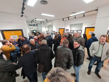 Alrededor de un centenar de personas acuden a la inauguraci&oacute;n de una nueva sala de exposiciones