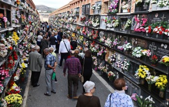 Cientos de personas visitan los cementerios de Elda y Petrer en el D&iacute;a de Todos los Santos