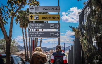 Comienza la renovaci&oacute;n de las se&ntilde;ales verticales de Elda