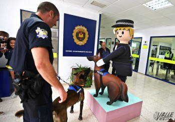 La Falla El Huerto regala el ninot de Lobo a la Polic&iacute;a Local